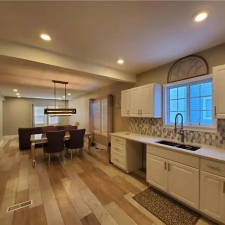 Luxury Private Home In The Heart Of Niagara Falls